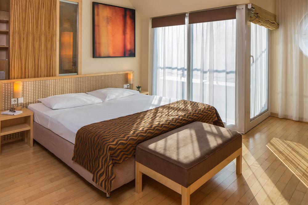 Max Brown 7th District, Part Of Sircle Collection 4* Wien