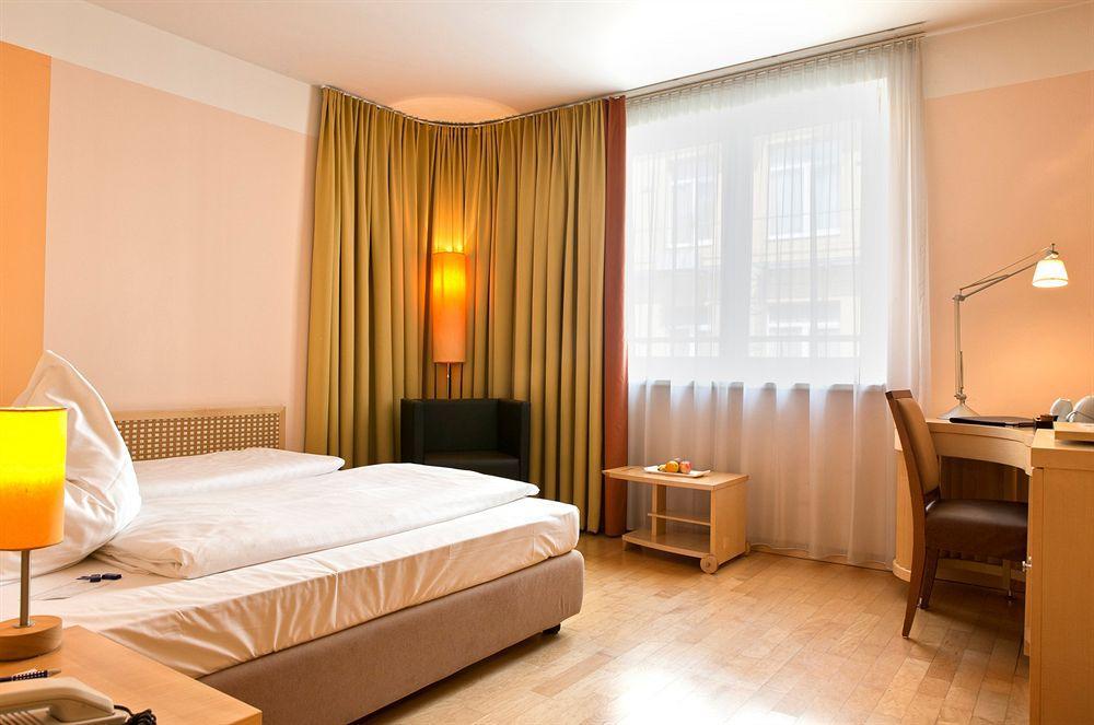 Max Brown 7th District, Part Of Sircle Collection 4* Wien